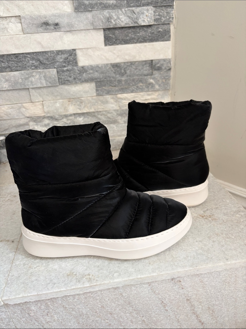 Gentle Soles by Kenneth Cole women's puffer sneaker boots new size 6